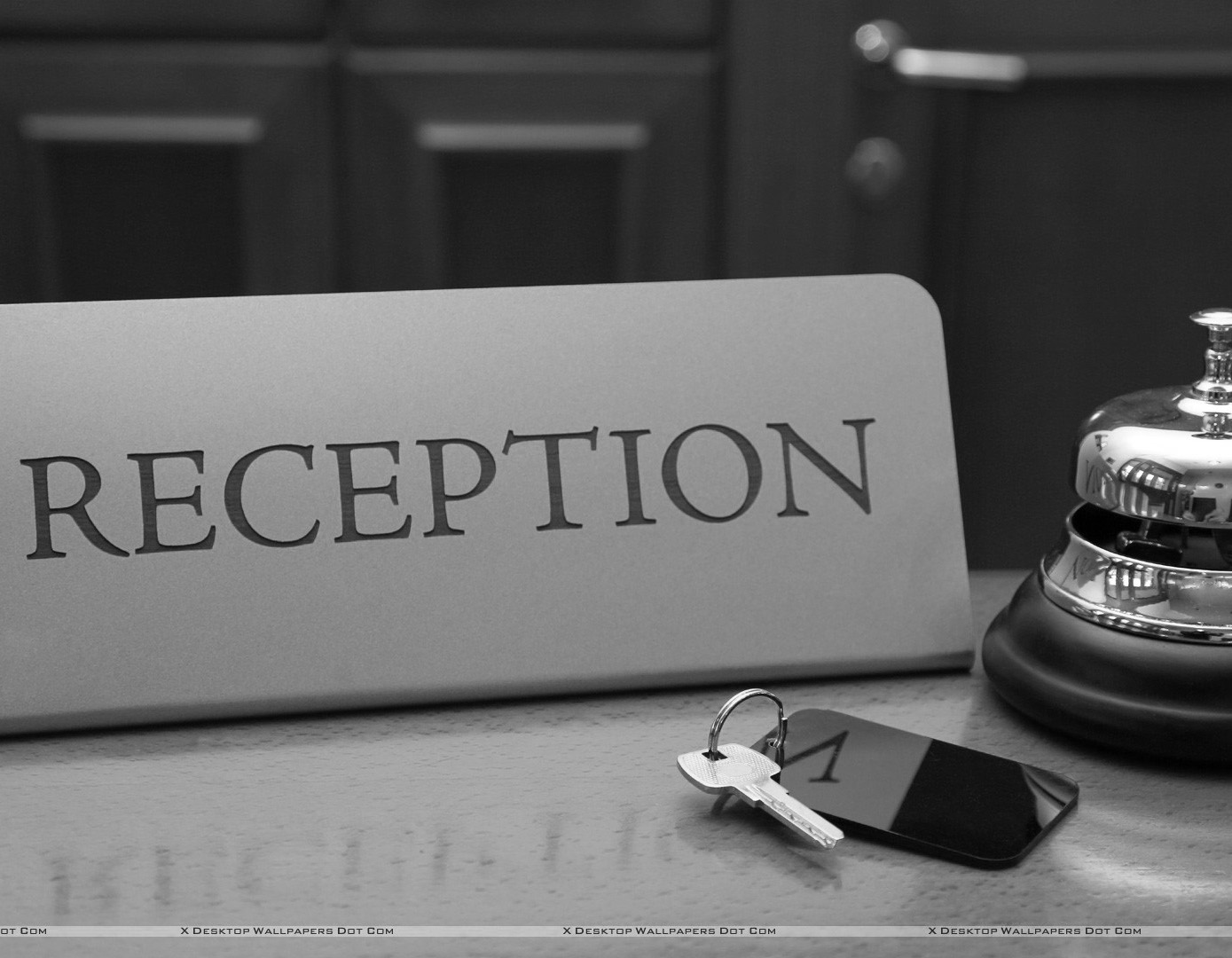 Πινακίδα που αναγράφει RECEPTION, δίπλα σε κουδούνι υποδοχής ξενοδοχείου